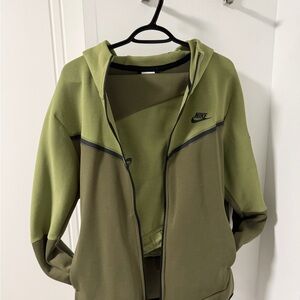 Nike Tech - Top & Bottom - Olive and Green